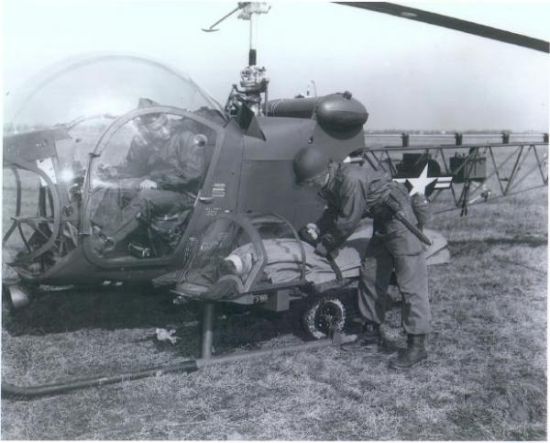 朝鲜战争期间用于运送伤员的贝尔-47直升机 