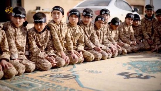 　　资料图：图为“伊斯兰国”娃娃兵训练营